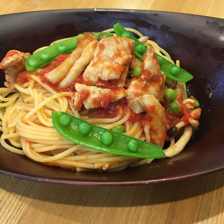 鶏肉ときのことスナップえんどうのトマトスパゲティ